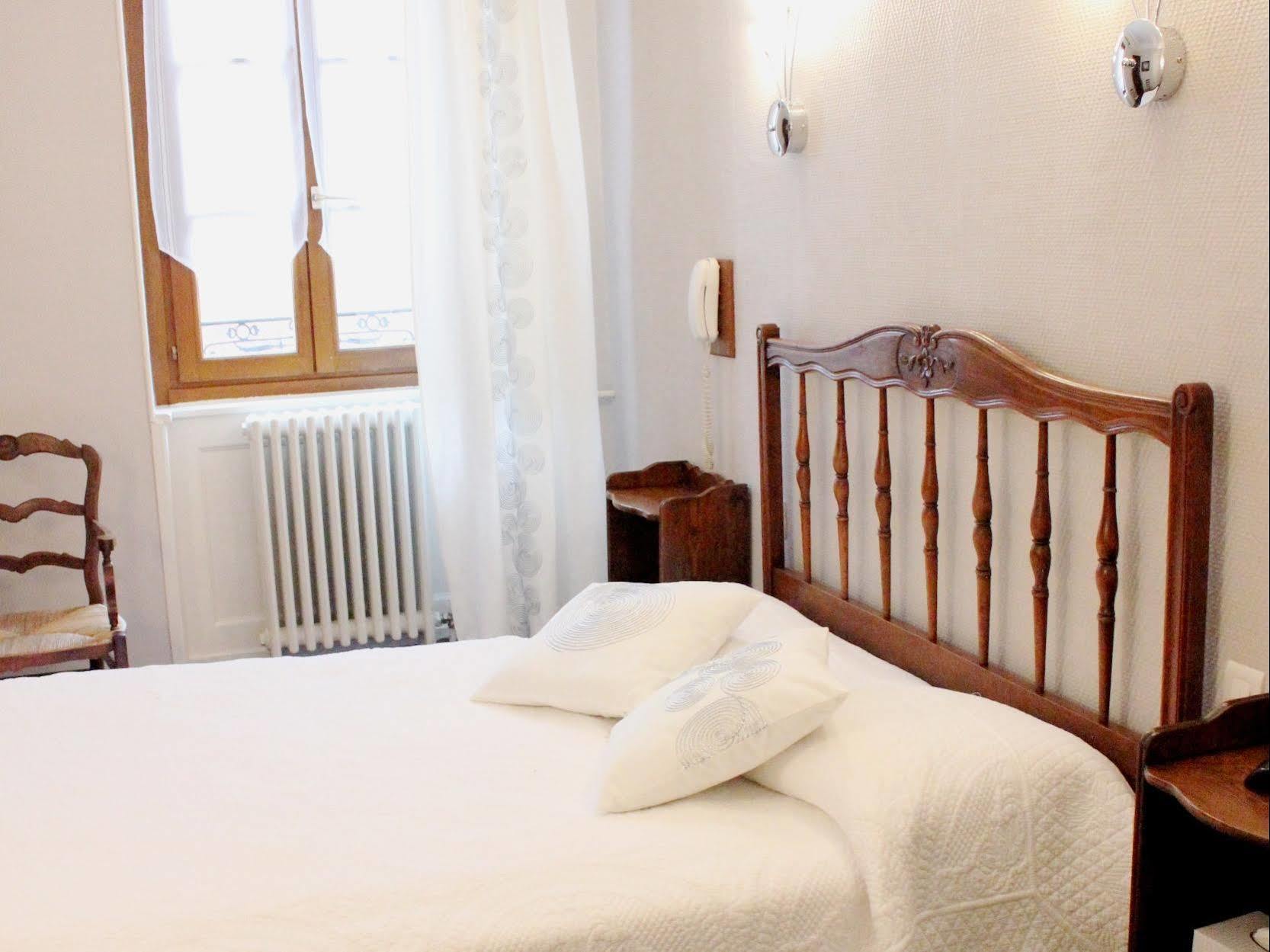 Logis Relais De La Source Hotel 3*